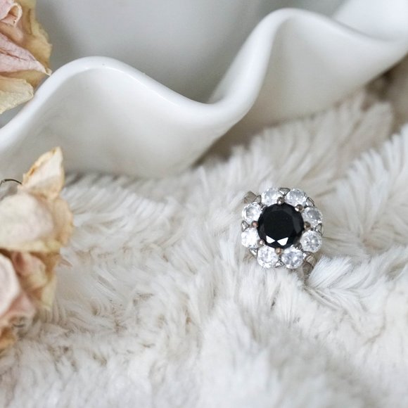 🎉 SILVER CRYSTAL with Black gem flower ring - Picture 1 of 1